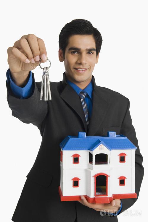 房地产经纪人持有房子钥匙和家庭的模型